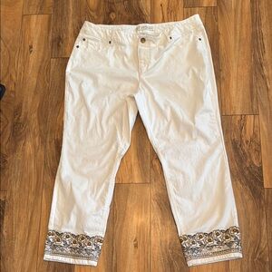 White Cropped Jeans with Embroidered Hem